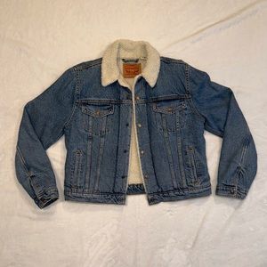 LEVI’S DENIM SHERPA LINED TRUCKER JACKET